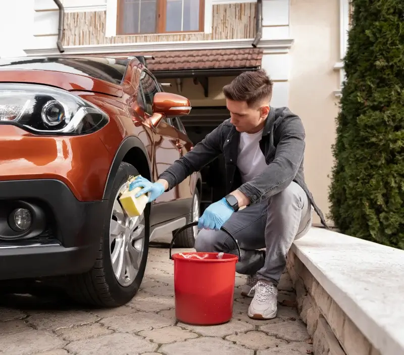 Lavage auto à domicile Larajasse : professionnel intervenant sur un véhicule